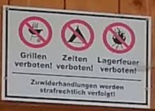 Hinweisschild mit Verboten: Grillen verboten, Zelten verboten, Lagerfeuer verboten